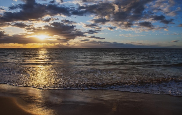 Tropikalna plaża w tle Piaszczysta plaża ze spokojną falą turkusowego oceanu Malediwy idealna sceneria lan