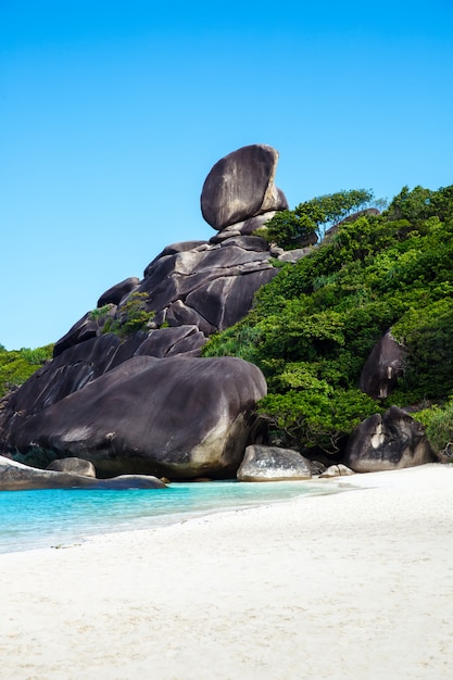 Tropikalna plaża, wyspy Similan, Morze Andamańskie, Tajlandia. Podróże