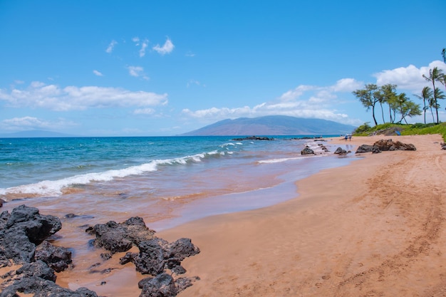 Tropikalna plaża z morskim piaskiem na letnie wakacje