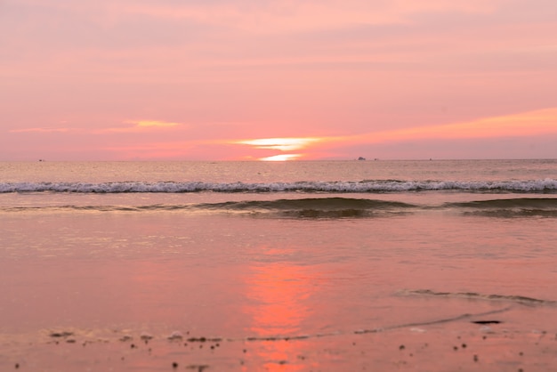 Tropikalna Plaża Z Pięknym Niebem