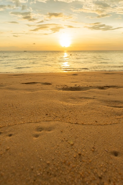 Tropikalna plaża zachód słońca letnie wakacje i podróże Pionowe zdjęcie