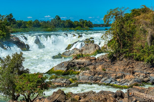 Tropikalna Siklawa Z Niebieskim Niebem W Laos