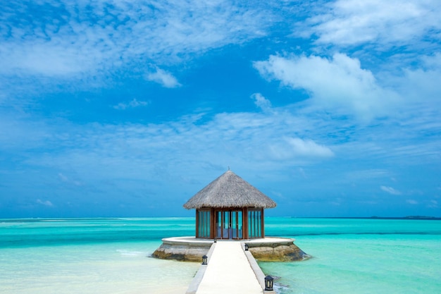 Tropikalna wyspa Malediwów z plażą