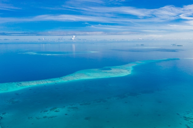 Tropikalne morze i błękitne niebo. Rafa koralowa i płytka woda z horyzontem morskim. Niesamowita ekologia natury