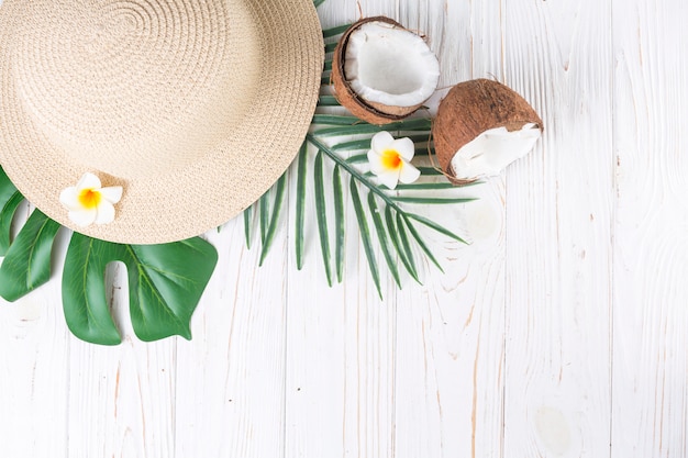Zdjęcie tropikalne wakacje z kapeluszem ze słomy