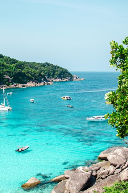 Tropikalne Wyspy Oceanu Niebieskiej Wody Morskiej I Białej Piaskowej Plaży Na Wyspach Similan Z Słynną Skałą żaglową Phang Nga Krajobraz Przyrody Tajlandii