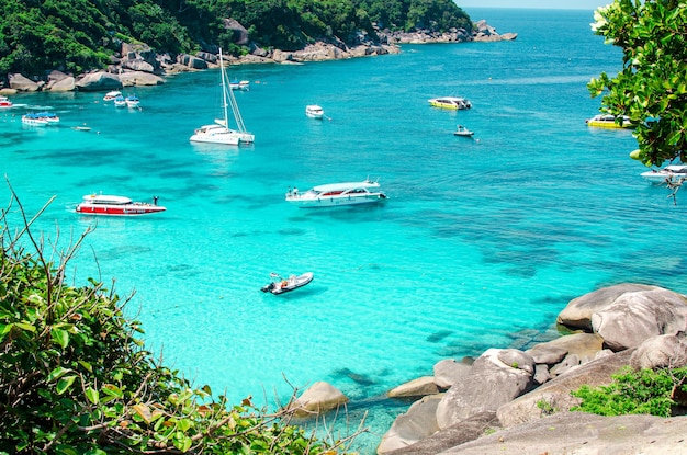 Zdjęcie tropikalne wyspy oceanu niebieskiej wody morskiej i białej piaskowej plaży na wyspach similan z słynną skałą żaglową phang nga krajobraz przyrody tajlandii