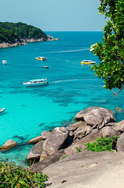 Zdjęcie tropikalne wyspy oceanu niebieskiej wody morskiej i białej piaskowej plaży na wyspach similan z słynną skałą żaglową phang nga krajobraz przyrody tajlandii