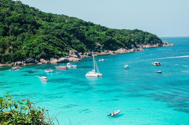 Tropikalne Wyspy Oceanu Niebieskiej Wody Morskiej I Białej Piaskowej Plaży Na Wyspach Similan Z Słynną Skałą żaglową Phang Nga Krajobraz Przyrody Tajlandii