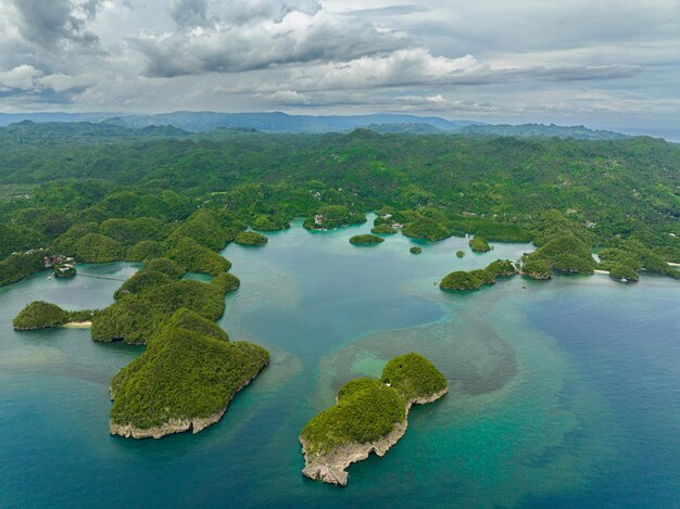 Zdjęcie tropikalne wyspy w pięknej zatoce z turkusową wodą i laguną sipalay negros filipińskie