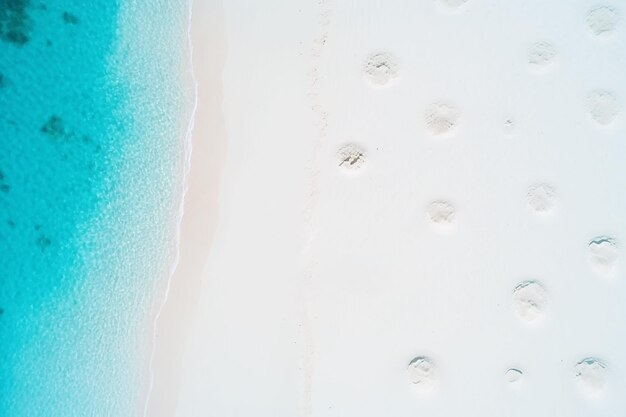 Tropikalny biały piasek na plaży i turkusowa woda morska Widok z góry