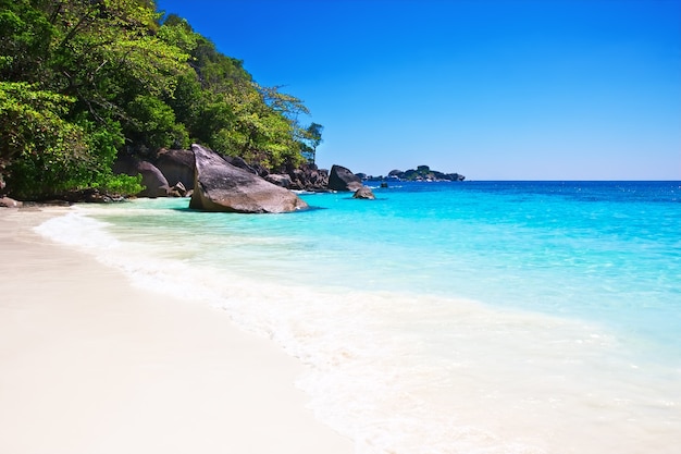 Zdjęcie tropikalny biały piasek plaża arainst błękitne niebo. wyspy similan, tajlandia, phuket