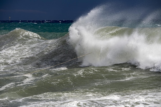 Tropikalny huragan tsunami na morzu