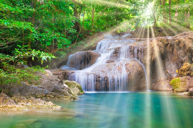 Tropikalny krajobraz z pięknym wodospadem, dziki las deszczowy z zielonymi liśćmi i płynącą wodą Park Narodowy Erawan Kanchanaburi Tajlandia