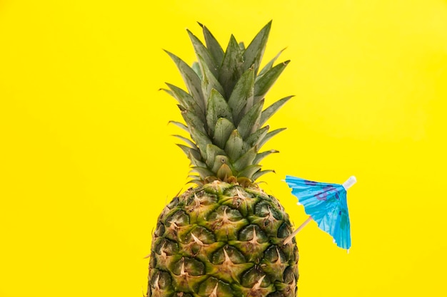 Tropikalny letni ananas z parasolem koktajlowym