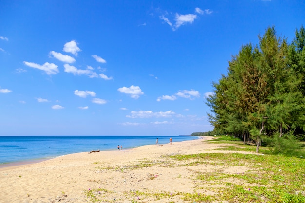 Zdjęcie tropikalny plażowy piasek w lato sezonie pięknym morzu i jasnym niebieskim niebie