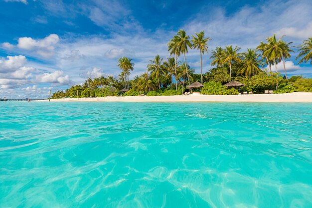 Tropikalny raj, egzotyczny krajobraz plaży. Niesamowita laguna morska relaks słoneczne niebo palmowe wybrzeże