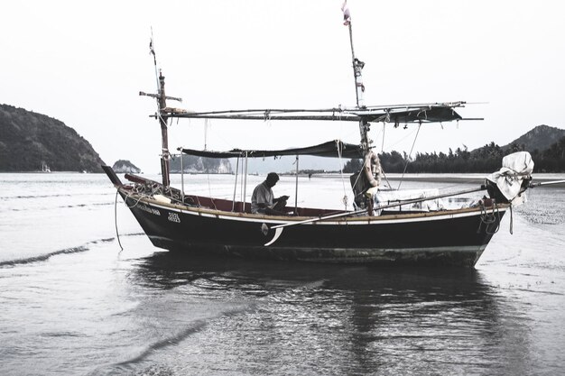 Tropikalny Seascape Z Drewnianą, Starą I łamaną Na Białej Plaży O Zachodzie Słońca Wieczorem.