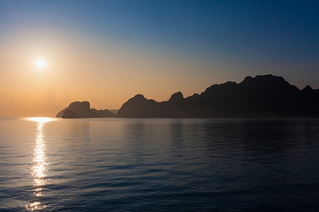 Tropikalny wschód słońca na promie z molo Donsak do Koh Phangan.