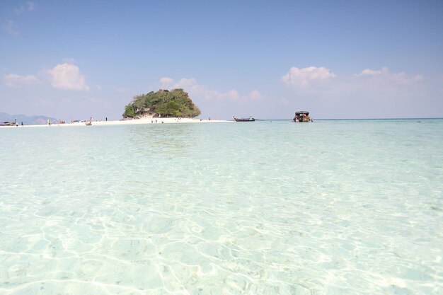 Tropikalny zachód słońca na plaży. Krabi. Tajlandia