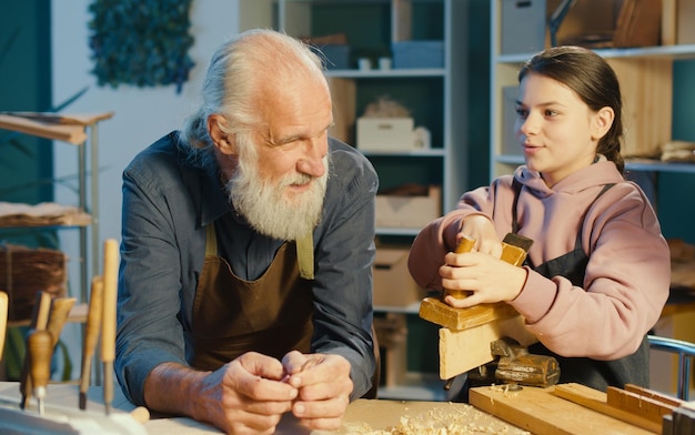 Troskliwy dziadek ze swoją nastoletnią wnuczką Spędzają razem czas hobby