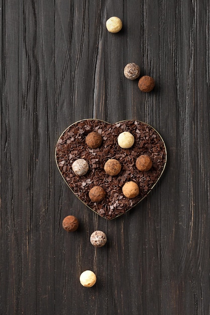 Trufle w kawałkach czekolady w pudełku w kształcie serca
