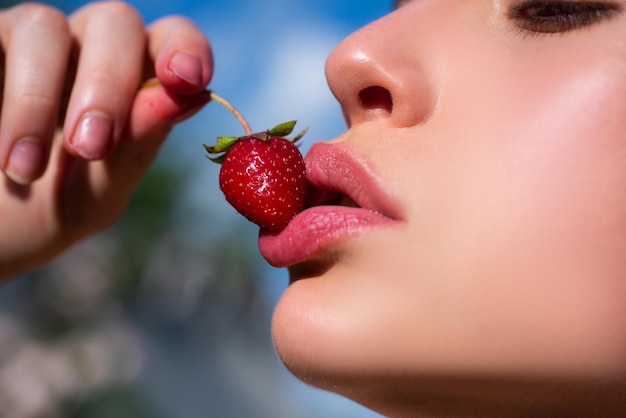 truskawka na ustach czerwona truskawka w ustach kobiet z bliska