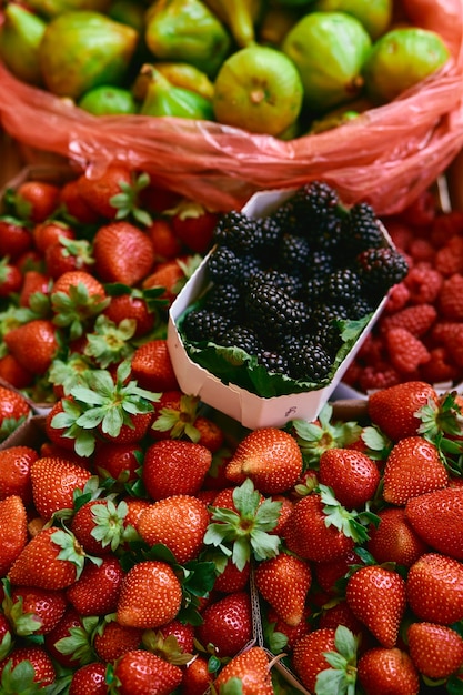 Truskawki, Jeżyny I Figi Na Blacie Zbliżenie