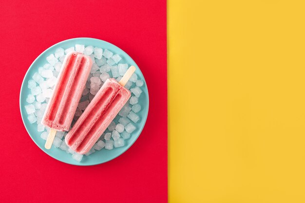 Truskawkowe Lody Popsicles Z Lodem Na żółto-czerwonej Powierzchni