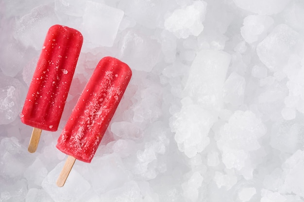 Truskawkowi Popsicles Na Kostkach Lodu, Odgórny Widok