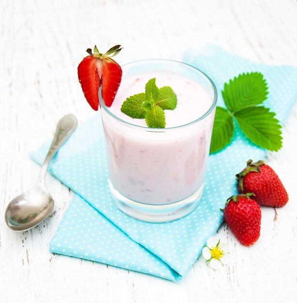 Truskawkowy jogurt ze świeżymi truskawkami