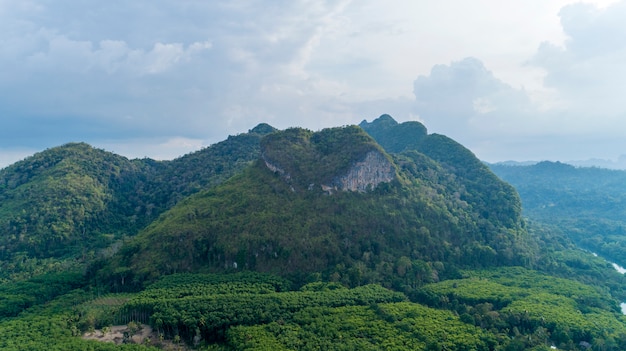 Trutnia natury widok Zadziwiająca kierowa natury góra przy Surat Thani, Tajlandia