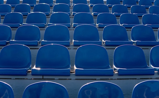 Trybuny na stadionie sportowym Niebieskie miejsca w rzędzie