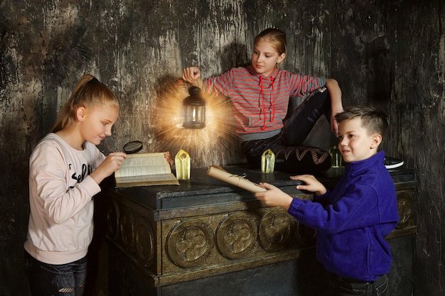 Trzech dzieci w grze quest rozwiązuje zagadkę