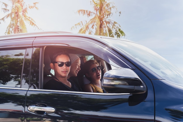 Trzech najlepszych przyjaciół cieszących się podróżowaniem samochodem na wycieczce samochodowej
