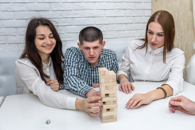 Zdjęcie trzech przyjaciół grających w wieżę w kawiarni