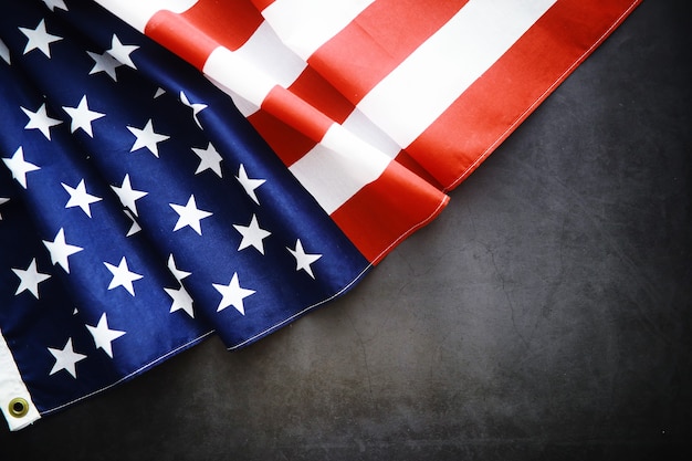 Trzepotanie Flagi Usa Z Falą. Amerykańska Flaga Na Dzień Pamięci Lub 4 Lipca. Zbliżenie Amerykańskiej Flagi Na Ciemnym Tle