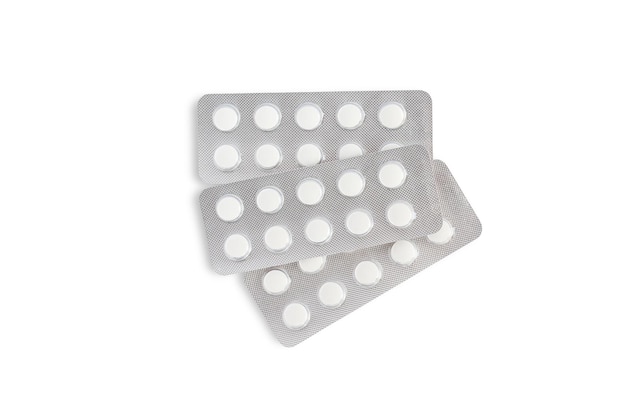 Zdjęcie trzy blistry białych tabletek na białym tle