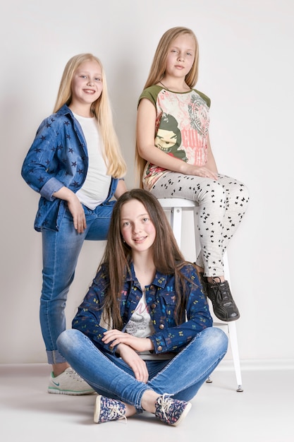 Trzy dziewczyny pozują, modelowa szkoła dla dzieci