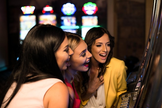 Trzy dziewczyny w automatach w kasynie