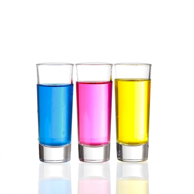 Trzy Kolorowe Drinki Na Białym Tle Z Odbiciami