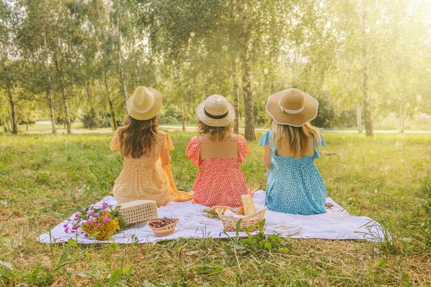 Trzy ładne kobiety na pikniku w przyrodzie