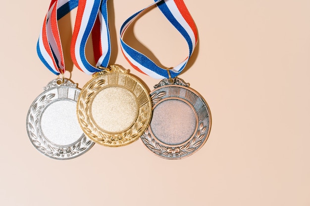 Trzy medale (złoty, srebrny, brązowy) na pastelowym background.concept nagrody i victory.copy miejsca