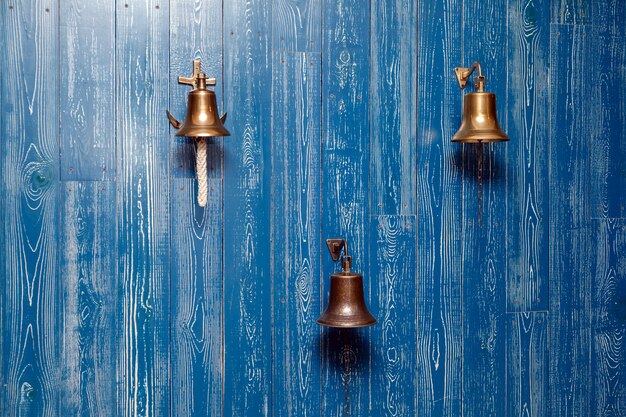 Trzy miedziane stare dzwony vintage