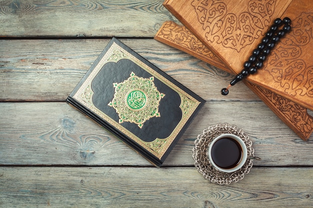 Zdjęcie trzy miesiące. islamska święta księga koran z różańcem. koncepcja ramadanu