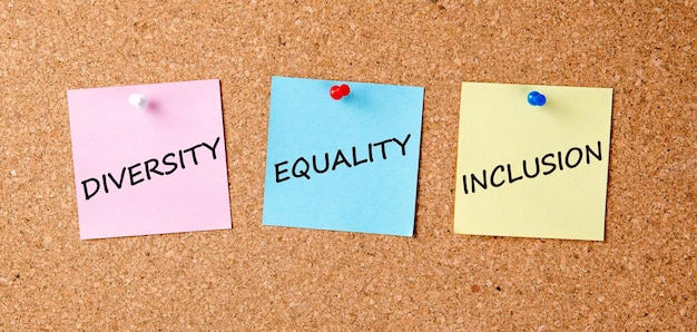 Zdjęcie trzy notatki z odręcznym tekstem o ludzkiej tolerancji przypięte na tablicy różnorodność równość inkluzja