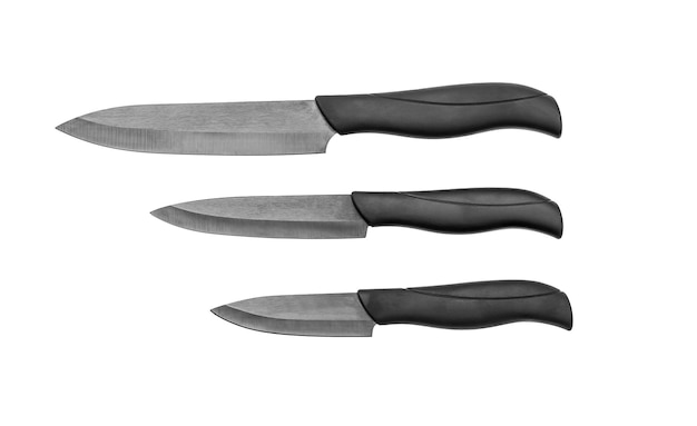 Trzy noże kuchenne na białym tle