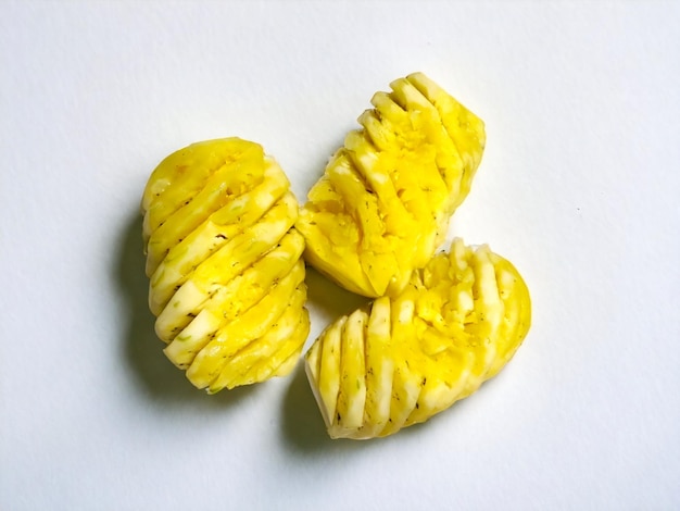 Trzy obrane ananasy na białym tle