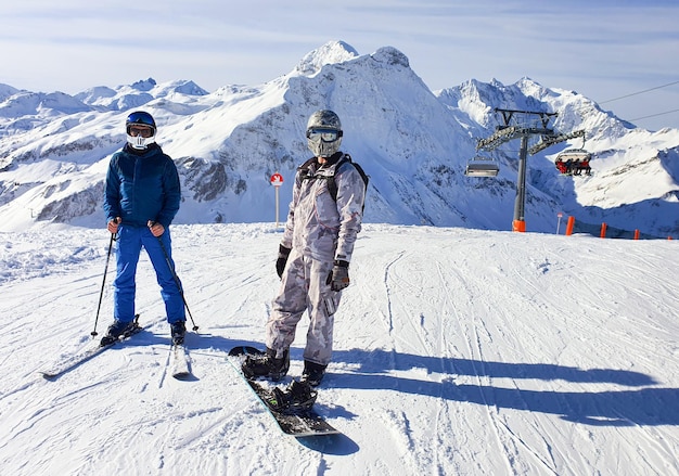 Trzy osoby na stoku narciarskim z napisem ośrodek narciarski.