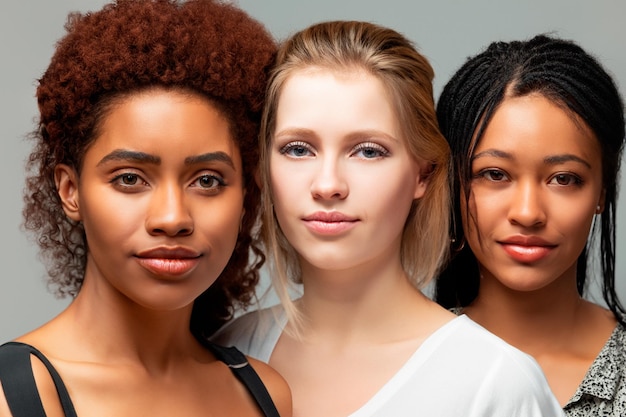 Trzy piękne kobiety, dwie czarne, a trzecia ma białą skórę.